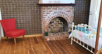 COSY ACCOMMODATION located in the main street CENTRAL to shops and CAFES