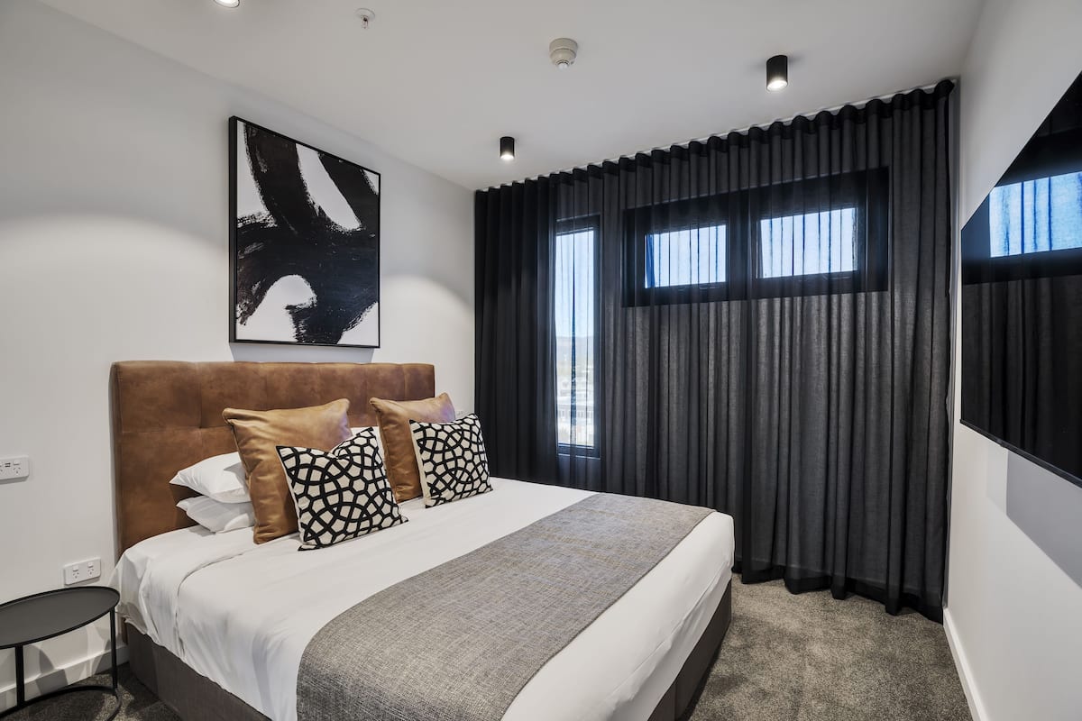2 bedrooms, laptop workspace, soundproofing, iron/ironing board
