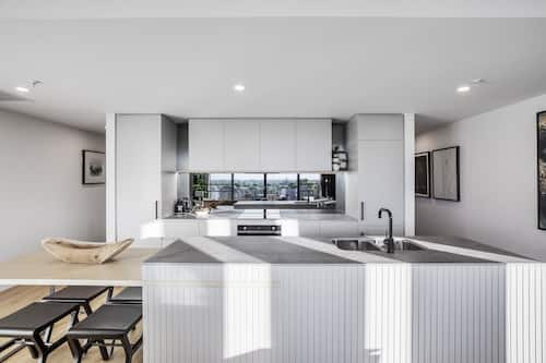 Full-sized fridge, microwave, oven, stovetop