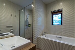 Villa Deluxe | Salle de bain | Baignoire et douche séparées, articles de toilette (gratuits)