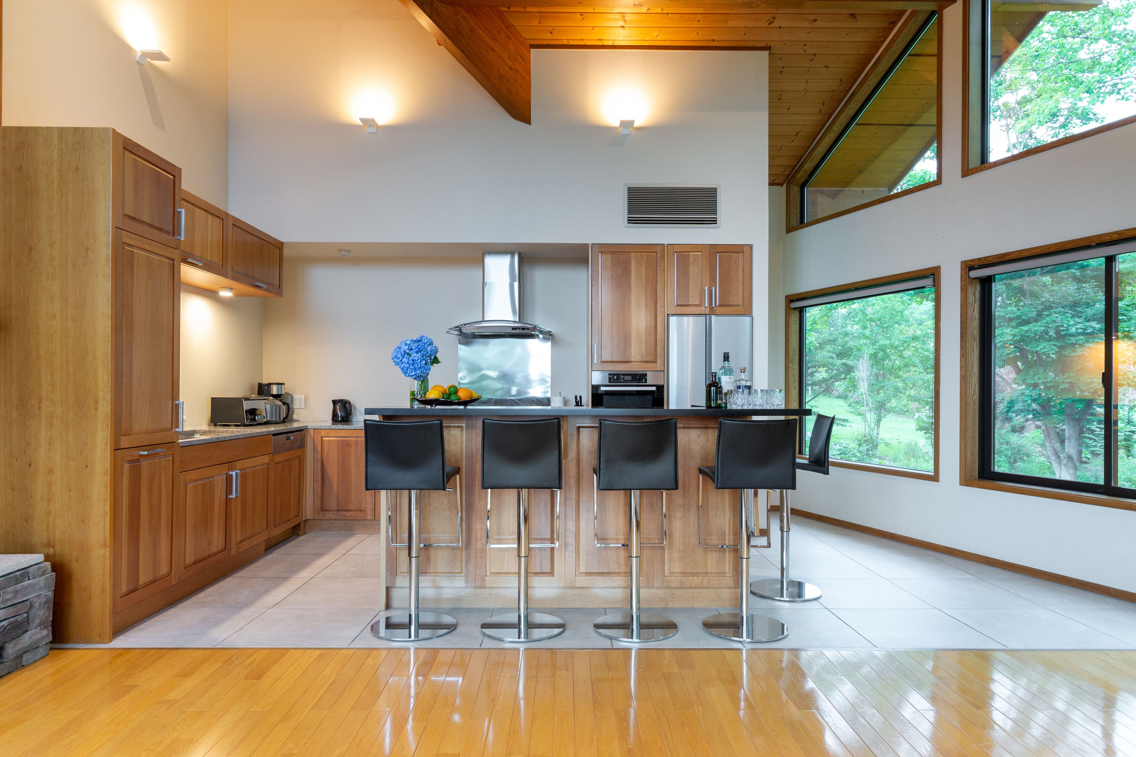 Villa Deluxe | Cocina privada | Frigorífico grande, microondas, placa de cocina y lavavajillas