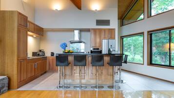 Villa Deluxe | Cocina privada | Frigorífico grande, microondas, placa de cocina y lavavajillas