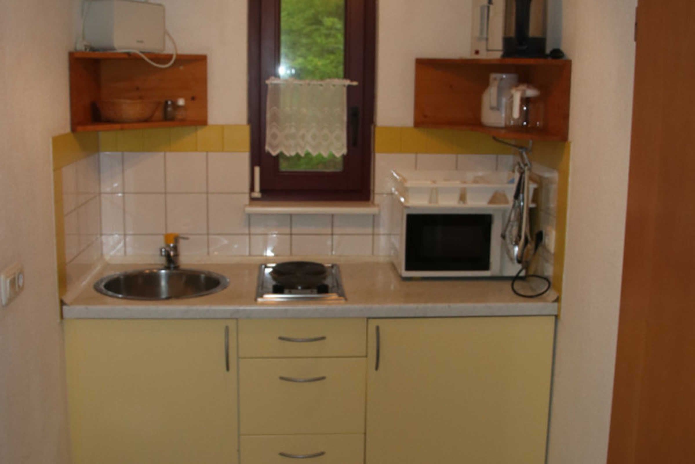 Kühlschrank, Mikrowelle, Wasserkocher mit Kaffee-/Teezubehör