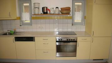 Kühlschrank, Mikrowelle, Ofen, Geschirrspüler