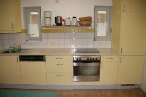 Kühlschrank, Mikrowelle, Ofen, Geschirrspüler