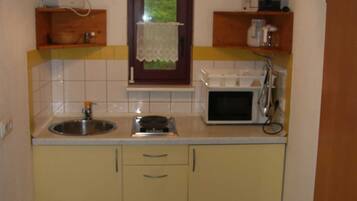 Kühlschrank, Mikrowelle, Wasserkocher mit Kaffee-/Teezubehör