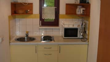 Jääkaappi, mikroaaltouuni, kahvin-/teenkeitin, vedenkeitin