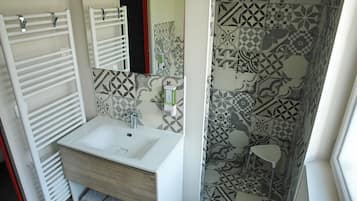 Standaard kamer | Badkamer | Gratis toiletartikelen, een haardroger, handdoeken, zeep