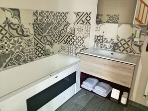 Kamar Deluks | Kamar mandi | Perlengkapan mandi gratis, pengering rambut, handuk, dan sabun