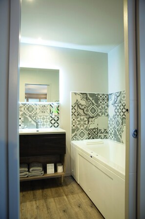 Deluxe Room | Bathroom