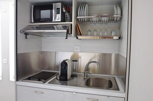 Refrigerador, microondas, placa de cocina, cafetera expreso