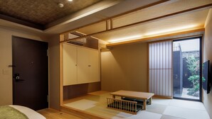 A traditional Japanese-style room with tatami flooring, a low wooden table, and sliding doors. - Connect inn Shichijokawaramachi (Kyoto)