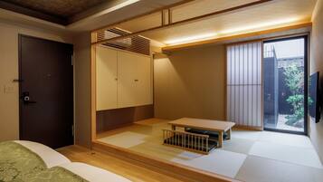 Deluxe Triple Room, Non Smoking | Down comforters, pillowtop beds, desk, blackout drapes