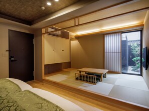 Deluxe Triple Room, Non Smoking | Down comforters, pillowtop beds, desk, blackout drapes - Connect inn Shichijokawaramachi (Kyoto)