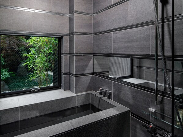 Deluxe Triple Room, Non Smoking | Bathroom | Separate tub and shower, free toiletries, hair dryer, electronic bidet - Connect inn Shichijokawaramachi (Kyoto)