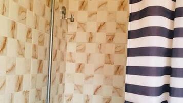 Ensemble douche/baignoire, serviettes fournies