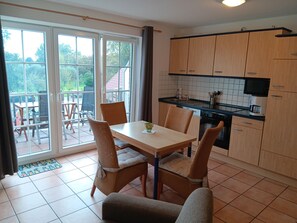 Een koelkast, een magnetron, een oven, een vaatwasser