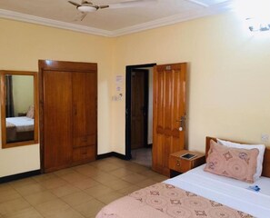 1 habitación, tabla de planchar con plancha y internet 