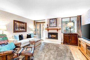 TV, caminetto, lettore DVD, videoteca