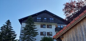 Exterior - Alpenveilchen apartment in the Oberallgäu with pool, sauna and great views from the balcony (Missen-Wilhams)