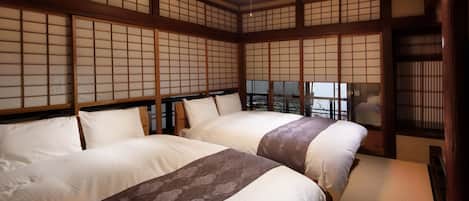Private Vacation Home for 8 People, Non Smoking | 3 bedrooms, pillowtop beds, free WiFi, bed sheets