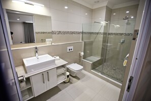 Deluxe Double or Twin Room | Bathroom | Shower