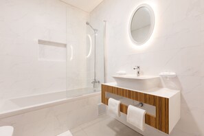 Ensemble douche/baignoire, serviettes fournies