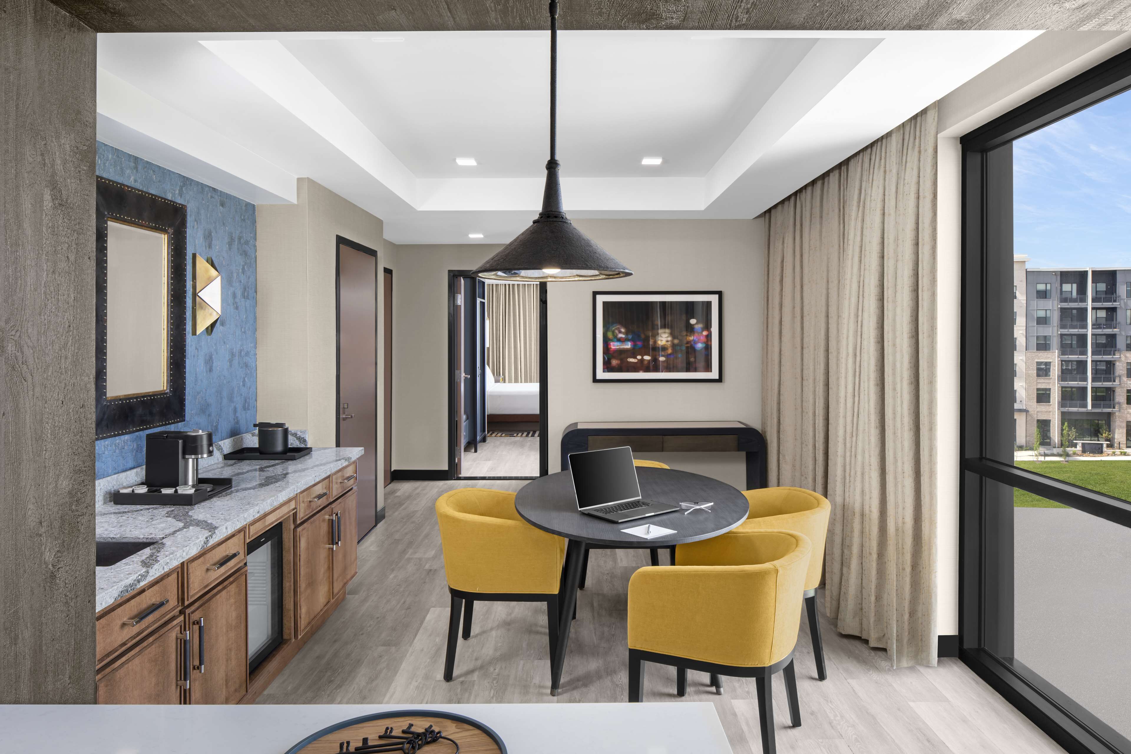 套房 (Big River) | 迷你吧、客房内保险箱、办公桌、笔记本电脑工作区