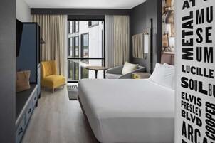 迷你吧、客房内保险箱、办公桌、笔记本电脑工作区