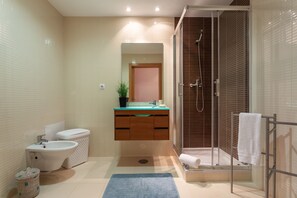 Combined shower/bathtub, hair dryer, bidet, towels