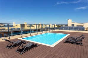 A rooftop pool with sun loungers and solar panels. - Luxury 2-Bedroom Apartment with Rooftop Pool, Village Marina, Olhão (Olhão)