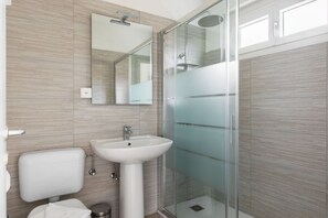 Dusche, Haartrockner, Bidet, Handtücher