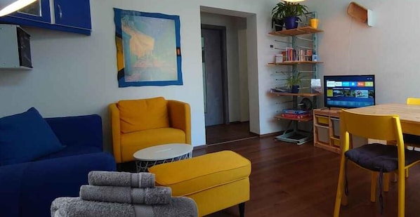 Smart TV, reproductor de DVD, libros y estéreo 