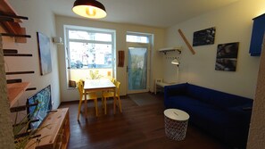 Älytelevisio, DVD-soitin, kirjoja, stereot