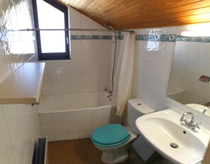 Bathtub, towels, toilet paper