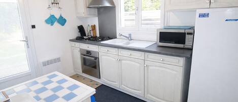 ثلاجة، ميكروويف، فرن، موقد طهي مسطح