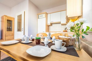 Kühlschrank, Mikrowelle, Ofen, Geschirrspüler