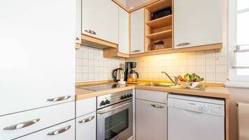 Kühlschrank, Mikrowelle, Ofen, Geschirrspüler