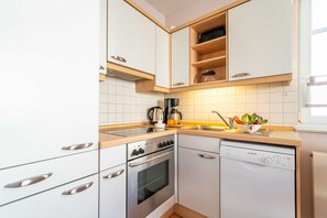 Kühlschrank, Mikrowelle, Ofen, Geschirrspüler