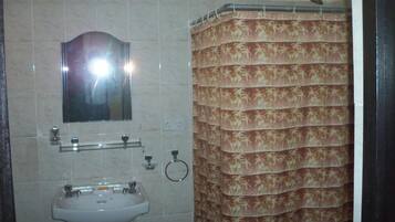 Combined shower/tub, towels