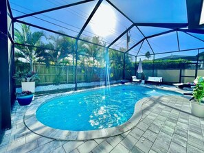 A heated pool - Naples Angel House -  Pool, Bikes, Parking, Walk to the Beach (Naples)
