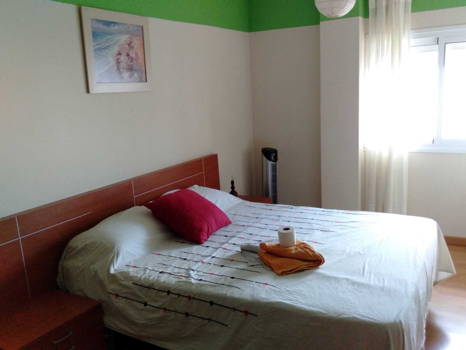 1 غرفة نوم ومكواة/لوح كي وملاءات أسرّة