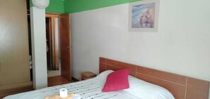 1 slaapkamer, een strijkplank/strijkijzer, beddengoed