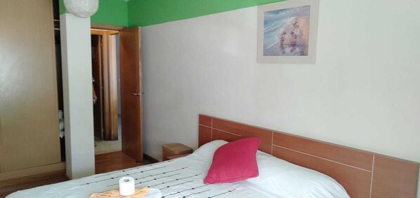 1 chambre, fer et planche à repasser, literie fournie