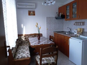 Refrigerador, cafetera/tetera, tostadora, utensilios de cocina