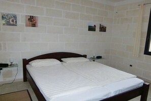 3 bedrooms, iron/ironing board, bed sheets - VILLA AMICORUM House EAST, pool 10 x 4 m  (San Pietro in Bevagna)