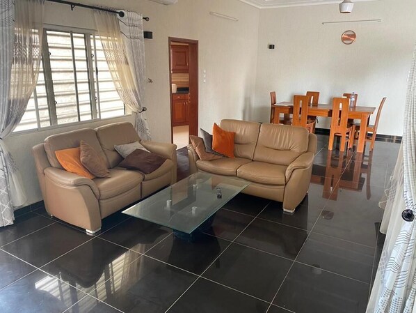 Télévision, table de tennis de table