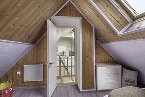 2 bedrooms, iron/ironing board, free WiFi