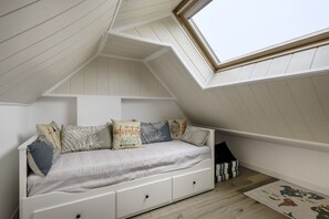 2 bedrooms, iron/ironing board, free WiFi