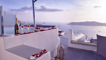 Deluxe Suite, Hot Tub, Sea View | Private spa tub